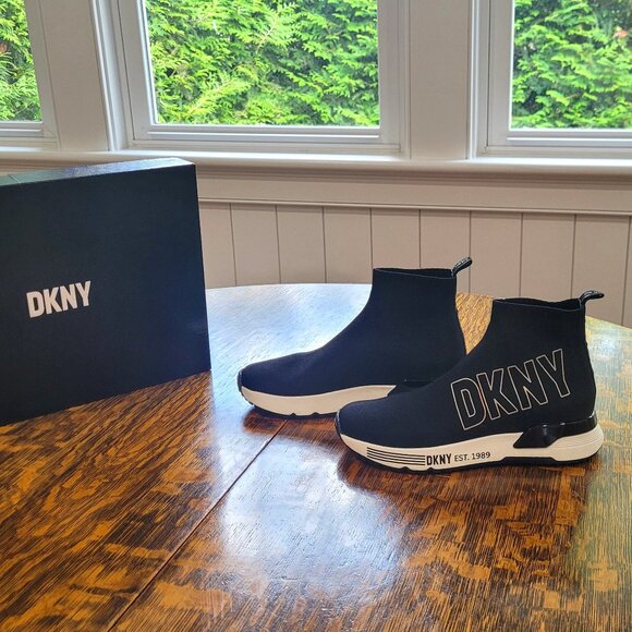 DKNY Women's Nona Pull-On Logo Sock Sneakers. 6.5. Black. - Picture 4 of 16